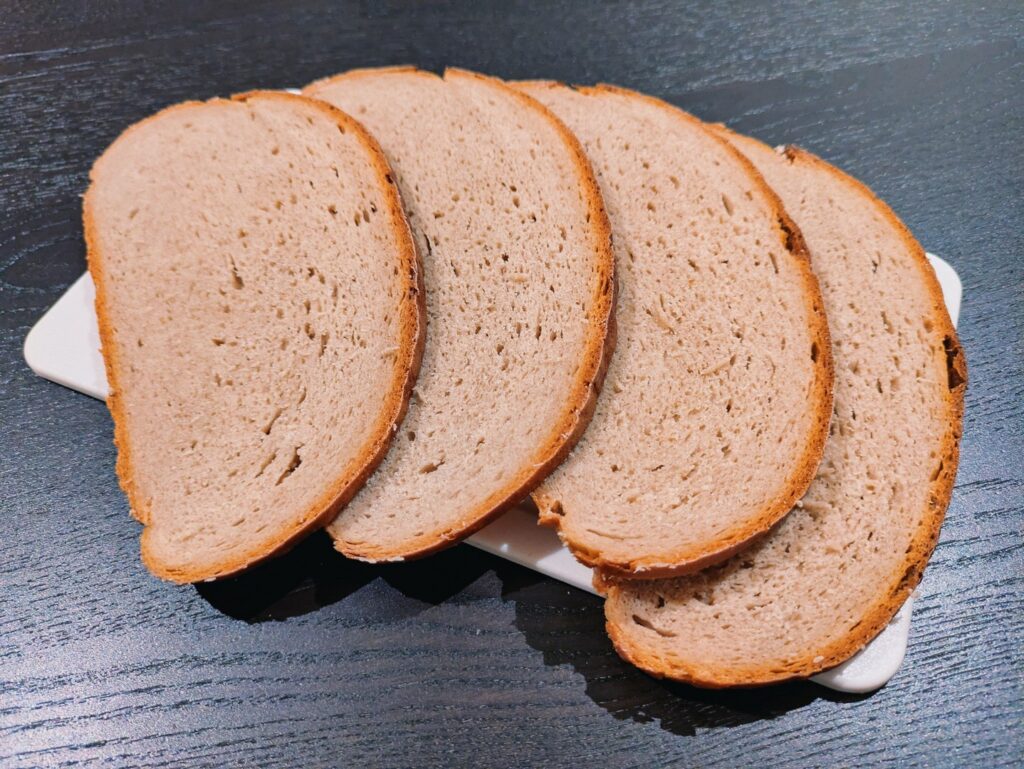 Frische Brotscheiben mit perfekter Krumme und untensiven Eigengeschmack.